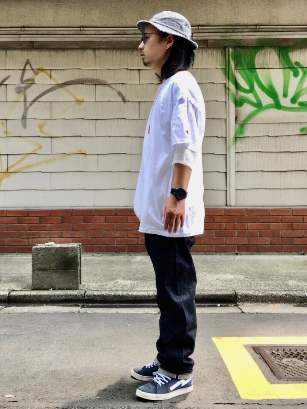 ブルー系のスニーカー、ホワイト系のTシャツ/カットソー、ゴールド系のネックレスを着用したメンズの夏コーディネートの3枚目の写真