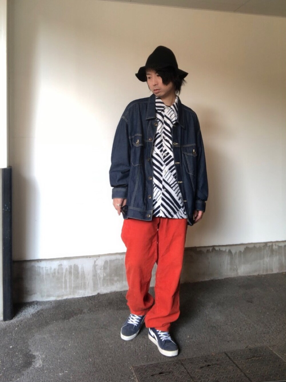 「秋冬コーデ、ハット、サングラス、レイヤードスタイル、ビッグシルエット、コーデュロイ、スニーカー、柄シャツ、ワイドパンツ、デニム、ストリート、古着MIX、プチプラ、相互フォロー、シンプルコーデ」｜「CIAOのアイテム（シャツ/ブラウス、その他）」を使った、gov1016さん（メンズ・168cm）の秋コーディネートの4枚目の写真