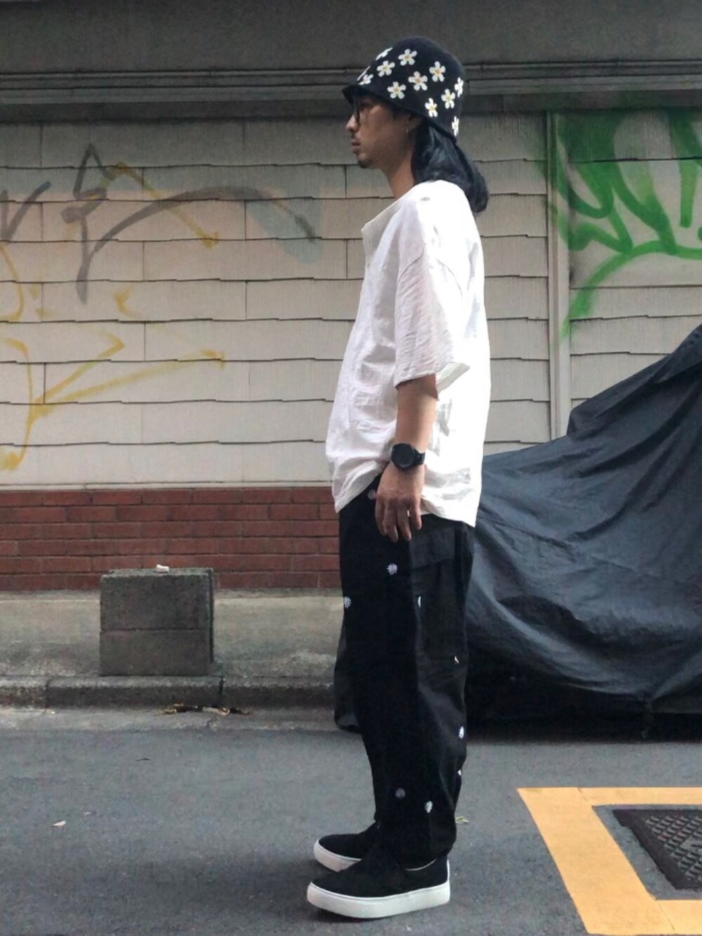 ブラック系のスニーカー、ブラック系のカーゴパンツ、ホワイト系のTシャツ/カットソーを着用したメンズの秋コーディネートの3枚目の写真