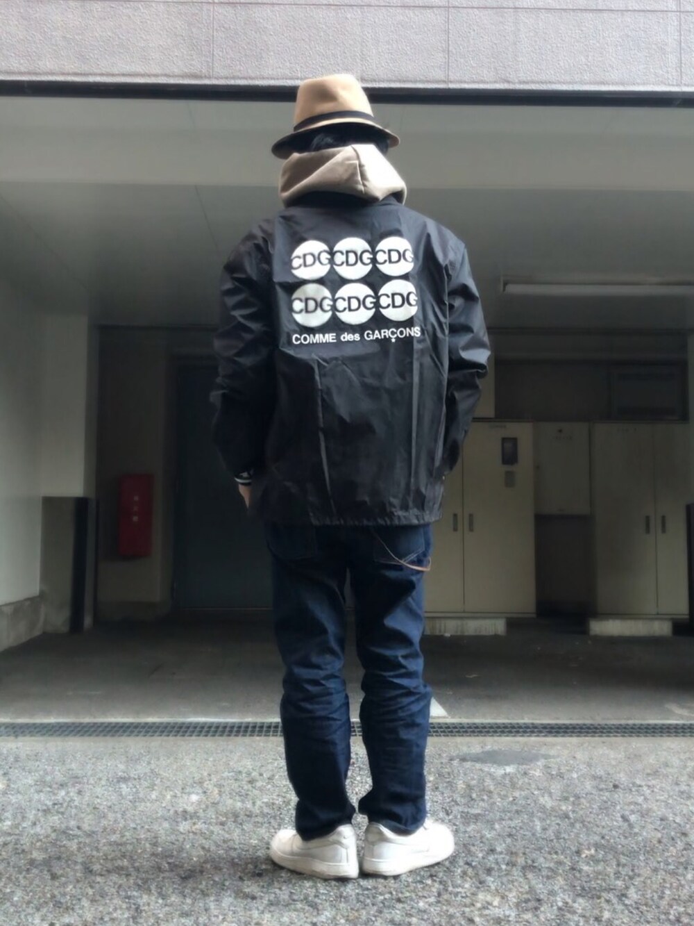 ホワイト系のスニーカー、ベージュ系のハット、ブラウン系のバングル/リストバンドを着用したメンズの冬コーディネートの3枚目の写真