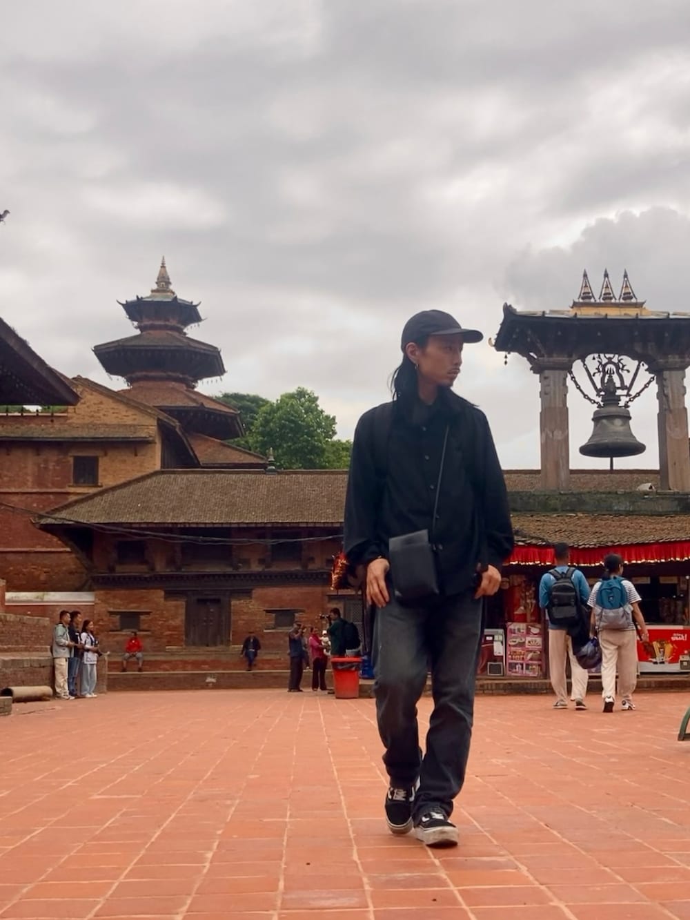 ブラック系のスニーカー、ブラック系のシャツ/ブラウス、シルバー系のリングを着用したメンズの夏コーディネートの2枚目の写真