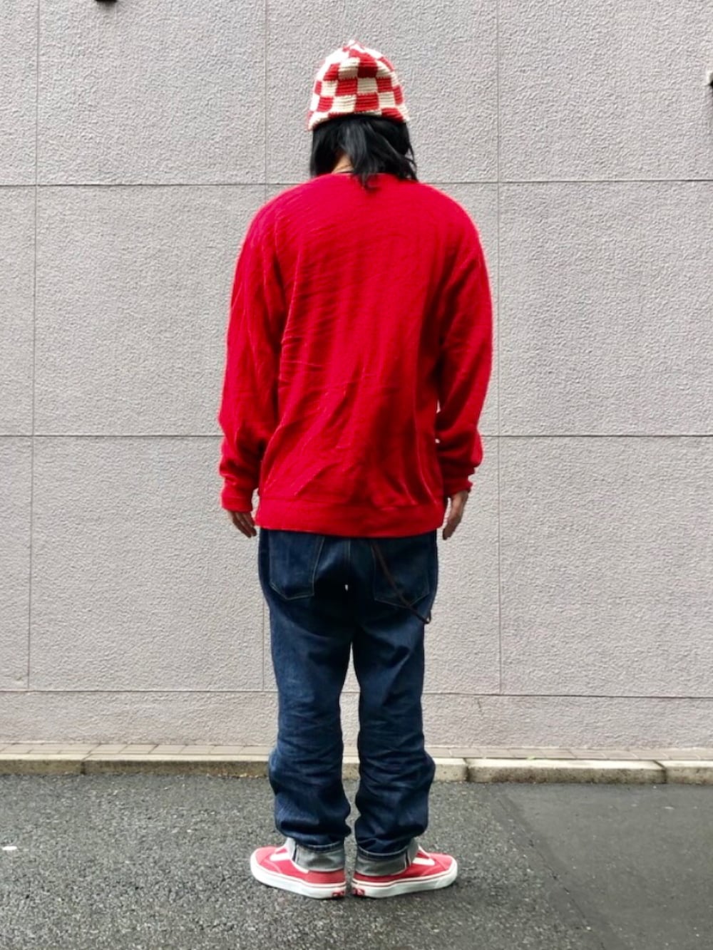 レッド系のスニーカー、ブルー系のデニムパンツ、その他のTシャツ/カットソーを着用したメンズの夏コーディネートの4枚目の写真