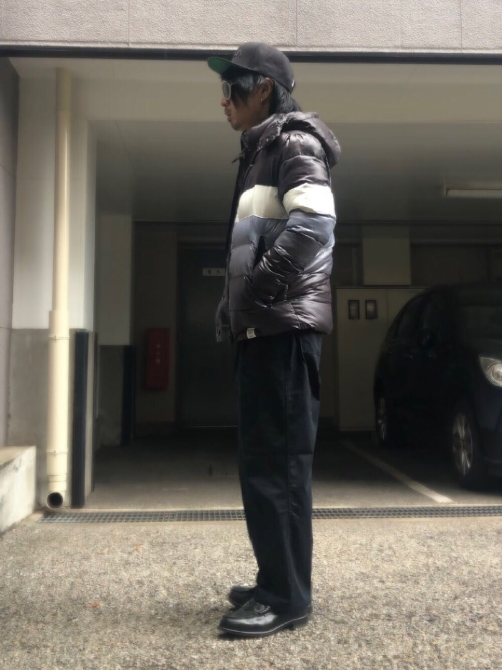 ブルー系のチノパンツ、ブラック系のローファー、ブラック系のキャップを着用したメンズの冬コーディネートの2枚目の写真