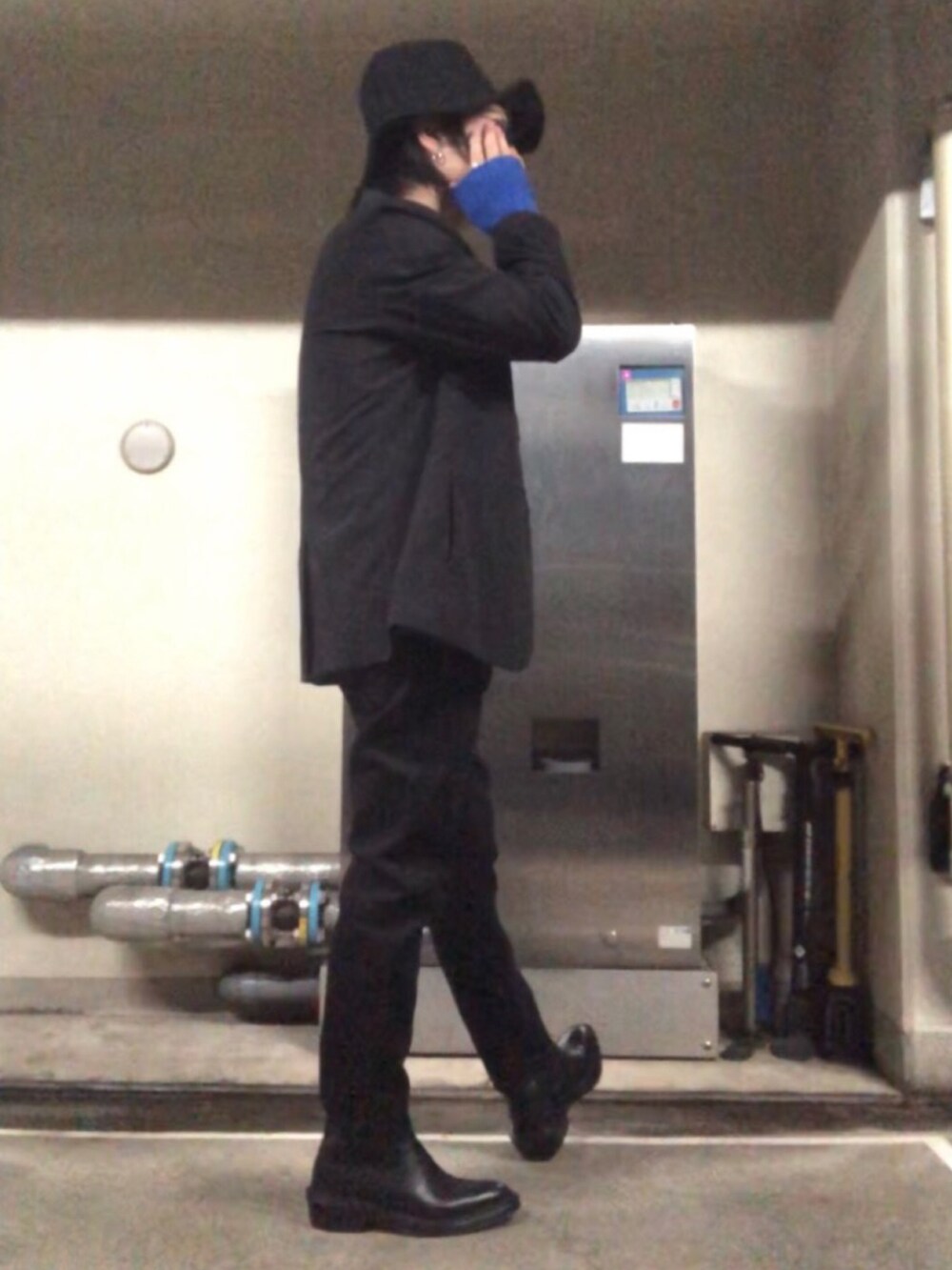 ブラック系のデニムパンツ、ブラック系のブーツ、ブラック系のハットを着用したメンズの秋コーディネートの2枚目の写真