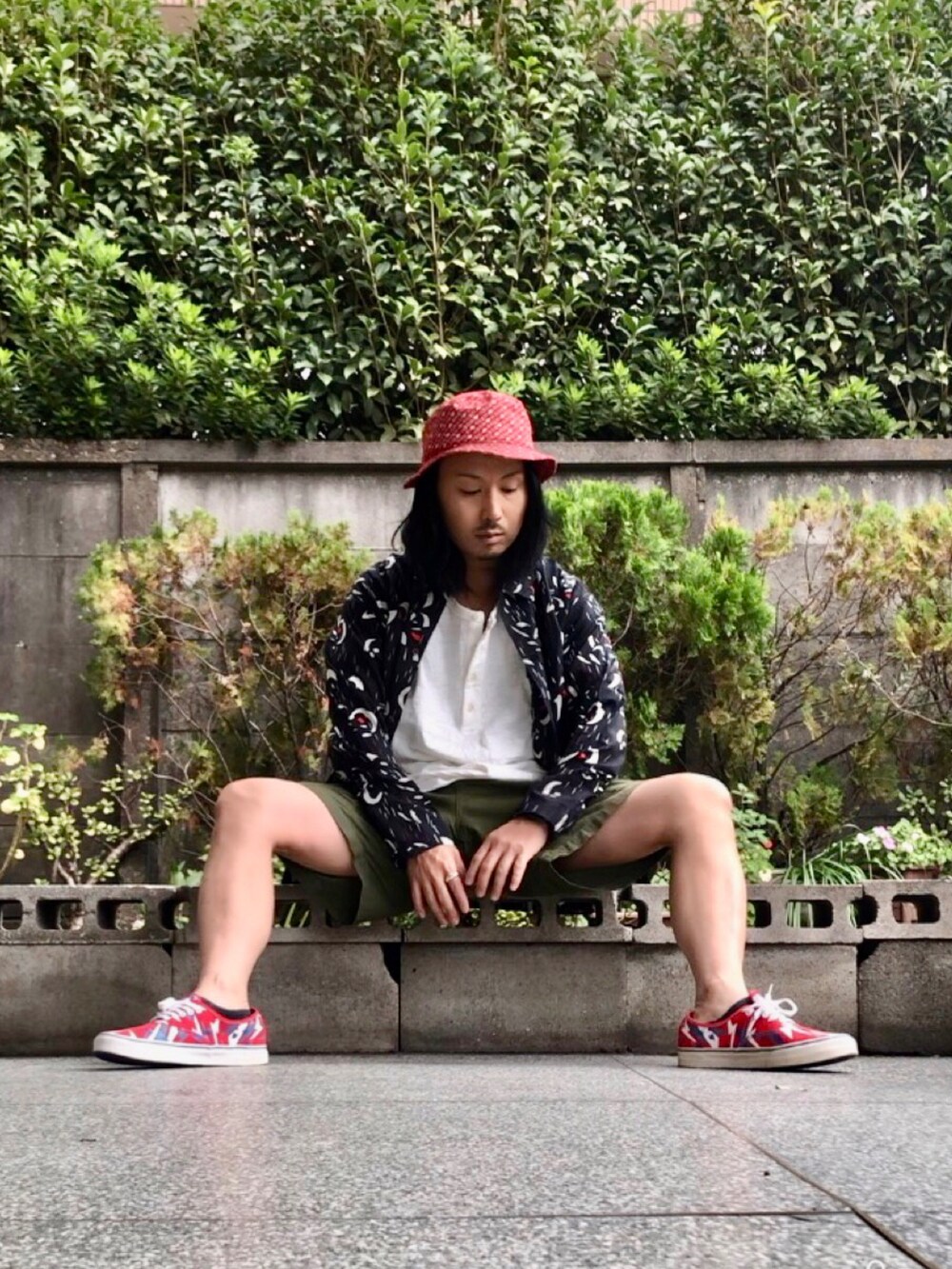 ホワイト系のTシャツ/カットソー、レッド系のスニーカー、ブラック系のシャツ/ブラウスを着用したメンズの秋コーディネートの5枚目の写真