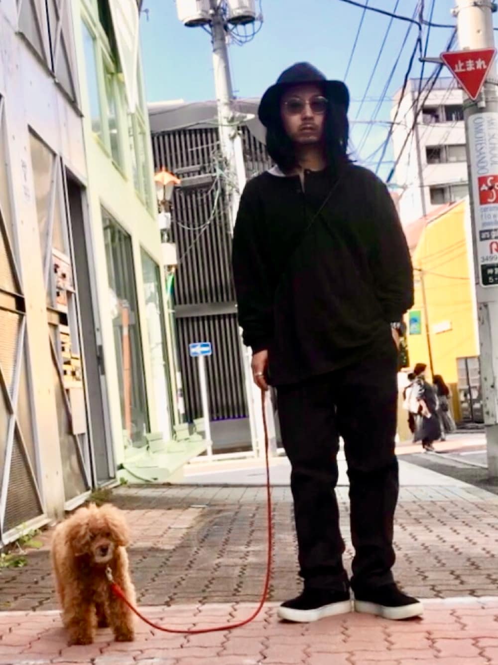 ブラック系のチノパンツ、ブラック系のTシャツ/カットソー、ブラック系のスニーカーを着用したメンズの秋コーディネートの2枚目の写真