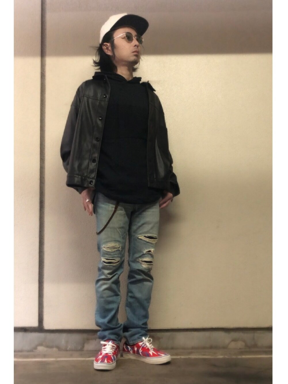 レッド系のスニーカー、グレー系のキャップ、シルバー系のリングを着用したメンズの冬コーディネートの4枚目の写真