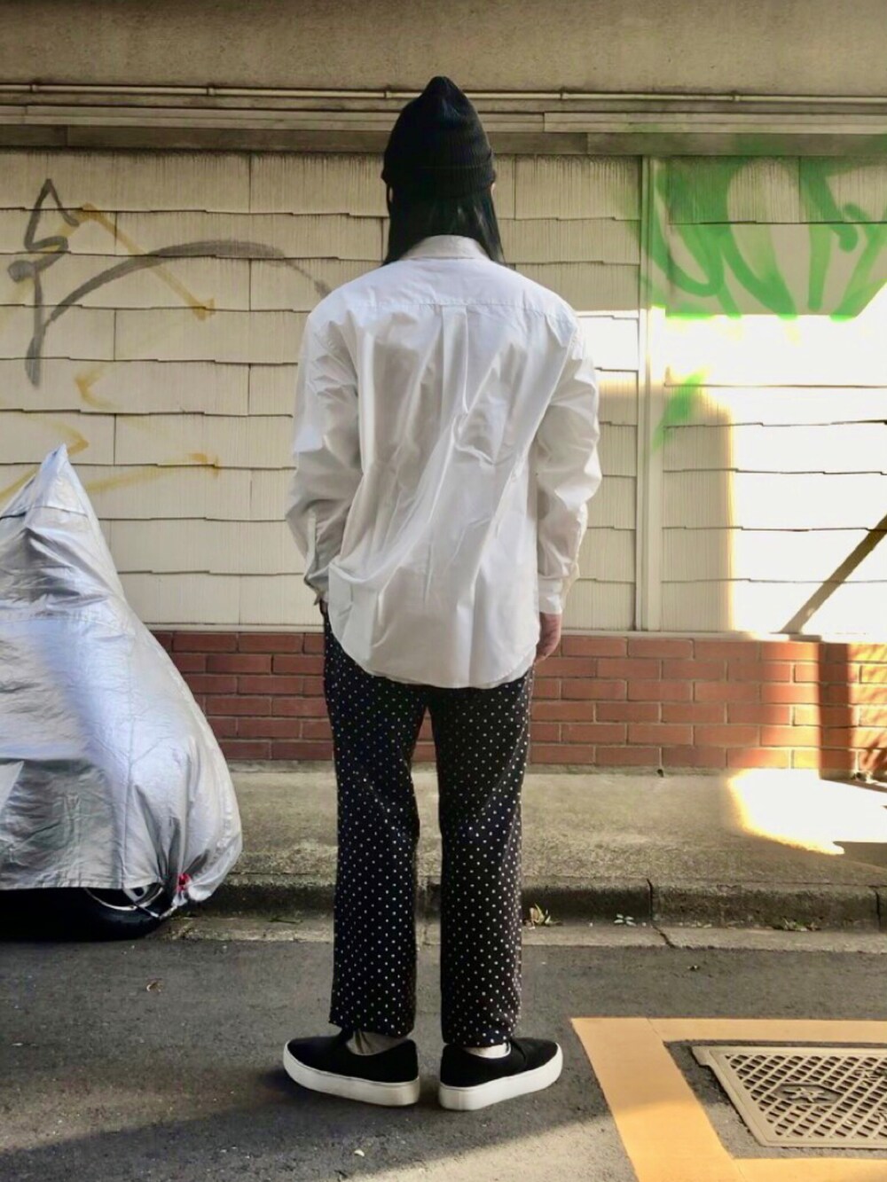 ホワイト系のシャツ/ブラウス、ブラック系のチノパンツ、ブラック系のスニーカーを着用したメンズの秋コーディネートの3枚目の写真