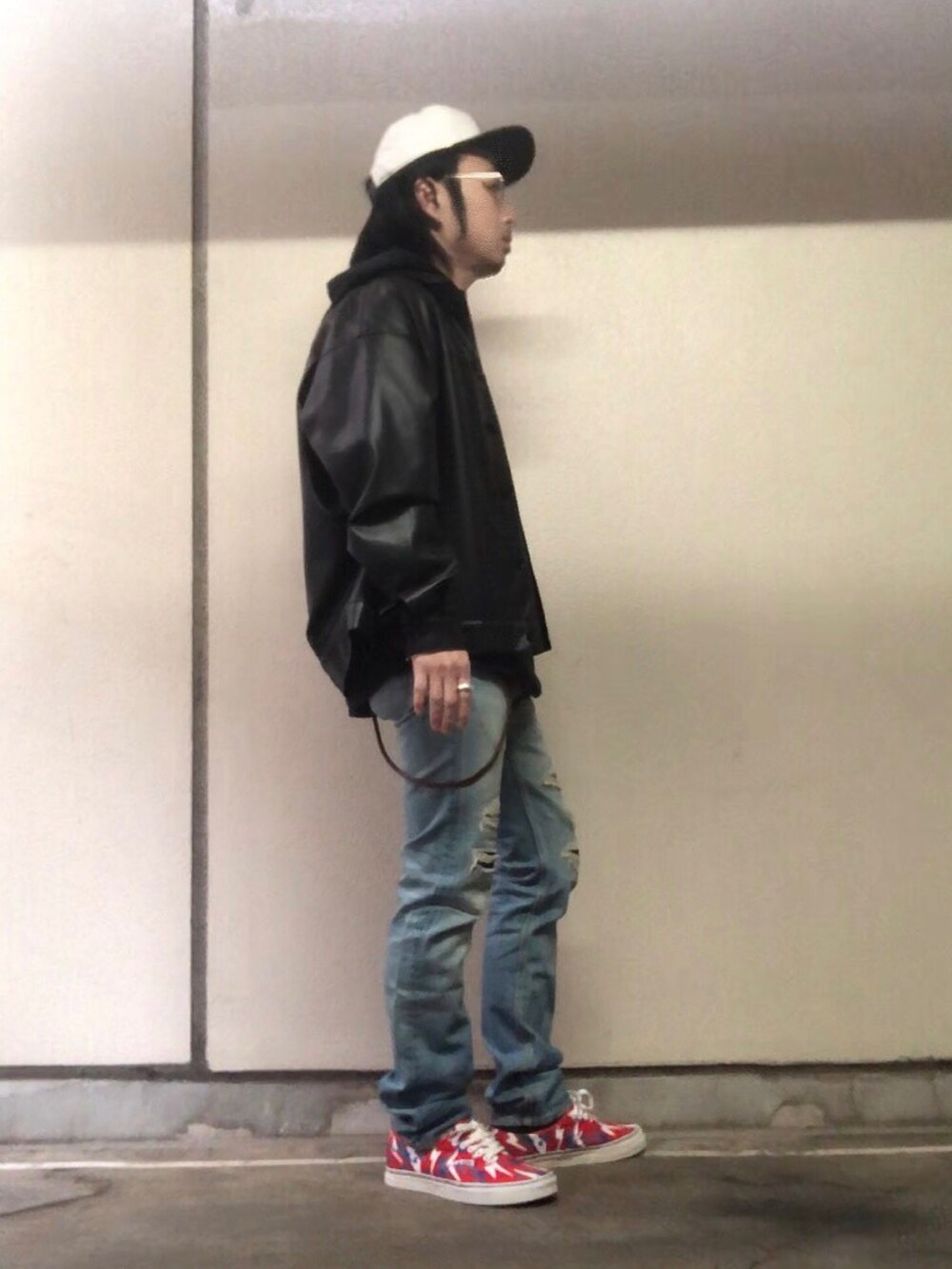 レッド系のスニーカー、グレー系のキャップ、シルバー系のリングを着用したメンズの冬コーディネートの2枚目の写真