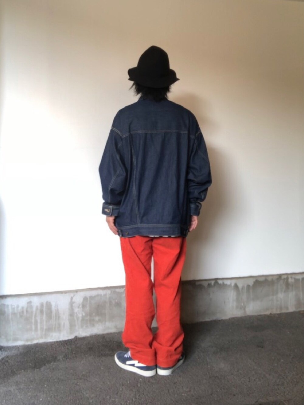 「秋冬コーデ、ハット、サングラス、レイヤードスタイル、ビッグシルエット、コーデュロイ、スニーカー、柄シャツ、ワイドパンツ、デニム、ストリート、古着MIX、プチプラ、相互フォロー、シンプルコーデ」｜「CIAOのアイテム（シャツ/ブラウス、その他）」を使った、gov1016さん（メンズ・168cm）の秋コーディネートの3枚目の写真
