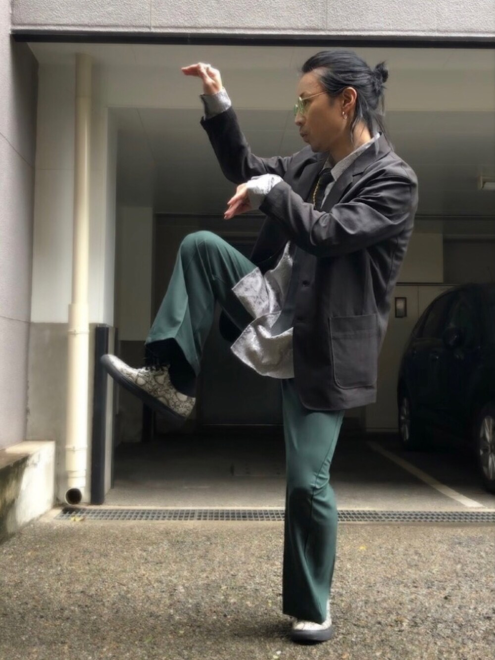 グリーン系のスラックス、グレー系のシャツ/ブラウス、ブラック系のネクタイを着用したメンズの春コーディネートの5枚目の写真