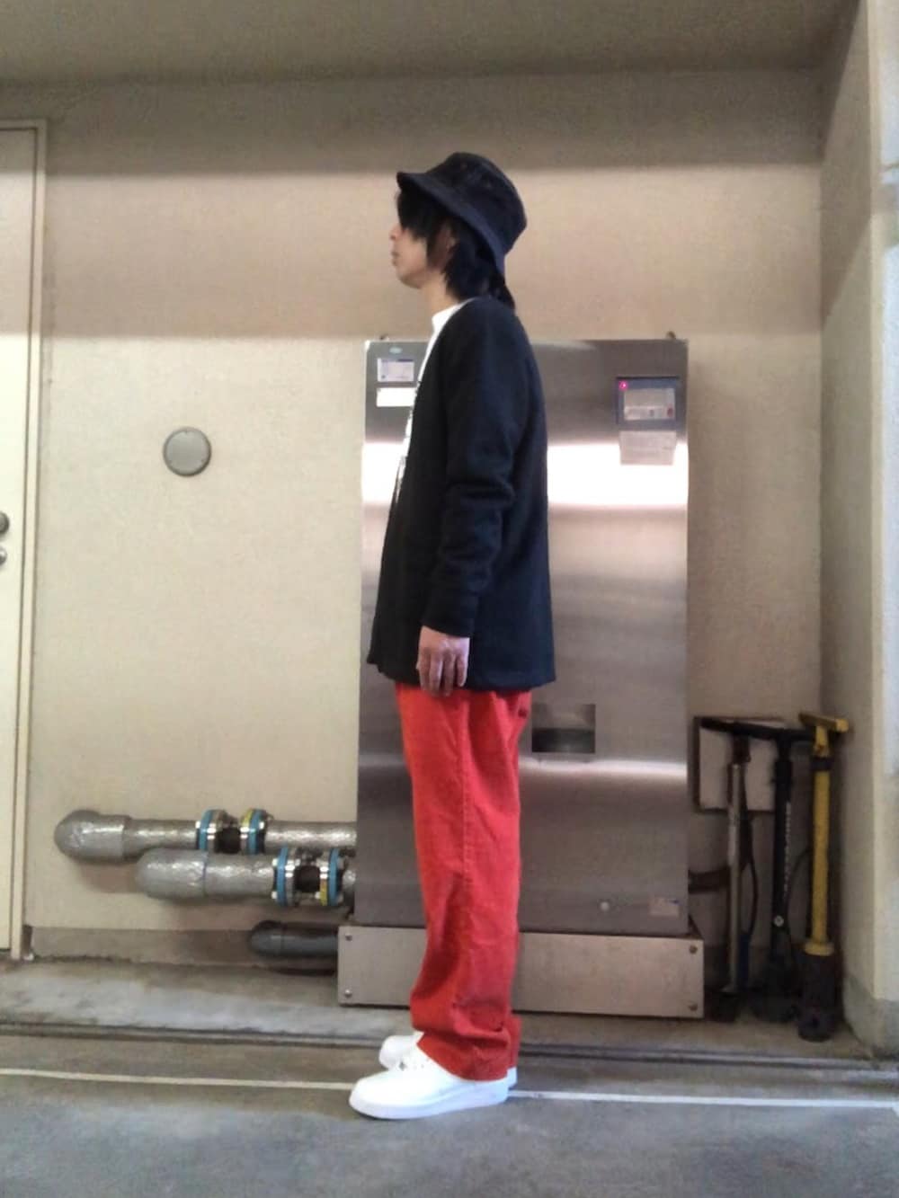 ホワイト系のスニーカー、ホワイト系のTシャツ/カットソー、ブラック系のハットを着用したメンズの秋コーディネートの2枚目の写真