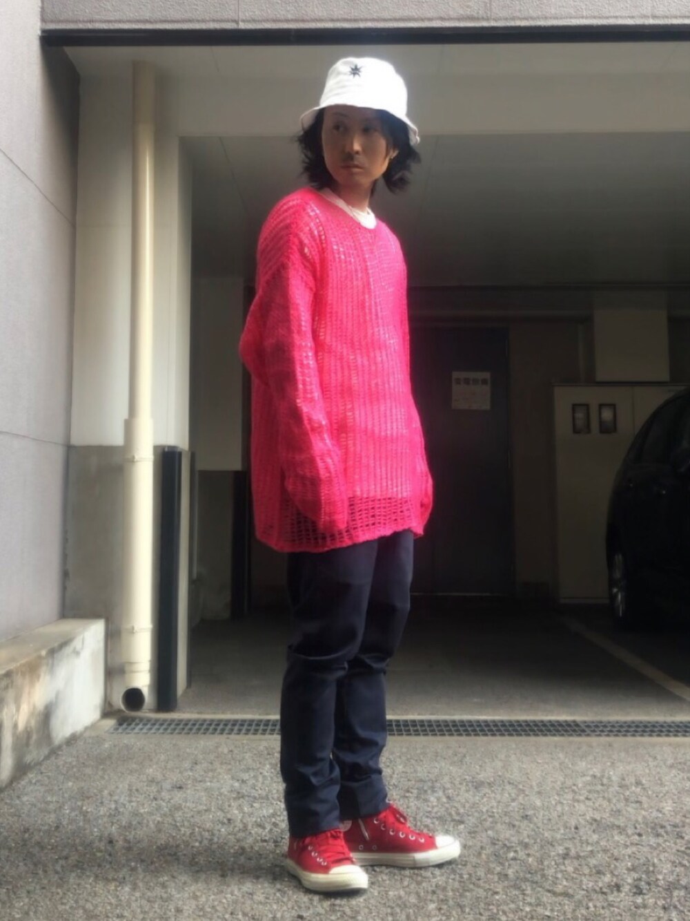 ブルー系のチノパンツ、レッド系のスニーカー、ホワイト系のハットを着用したメンズの春コーディネートの3枚目の写真