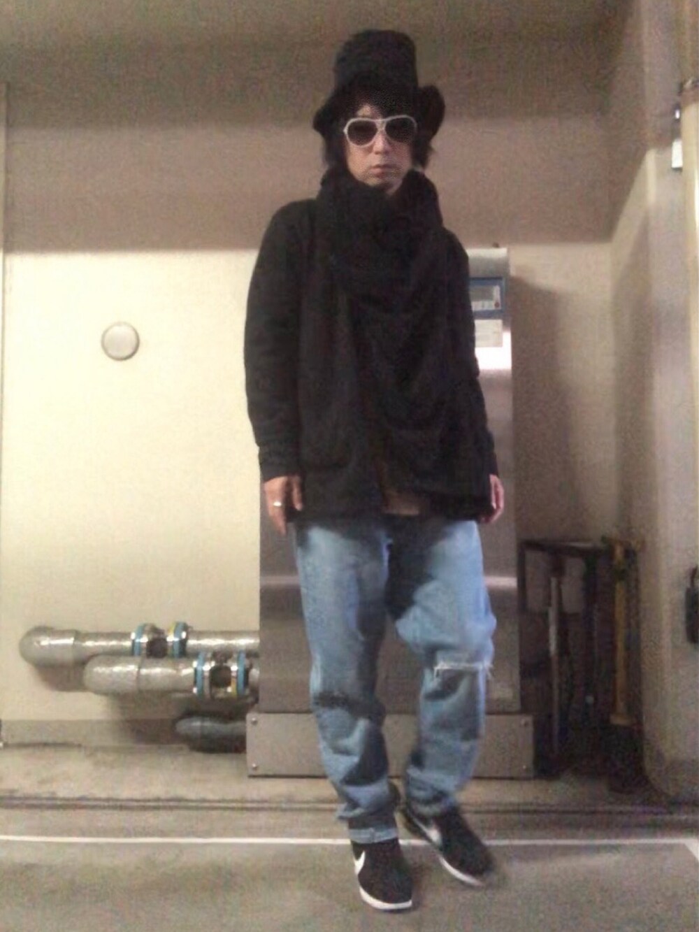 ブルー系のデニムパンツ、ブラック系のスニーカー、ブラック系のストール/ショールを着用したメンズの秋コーディネートの4枚目の写真