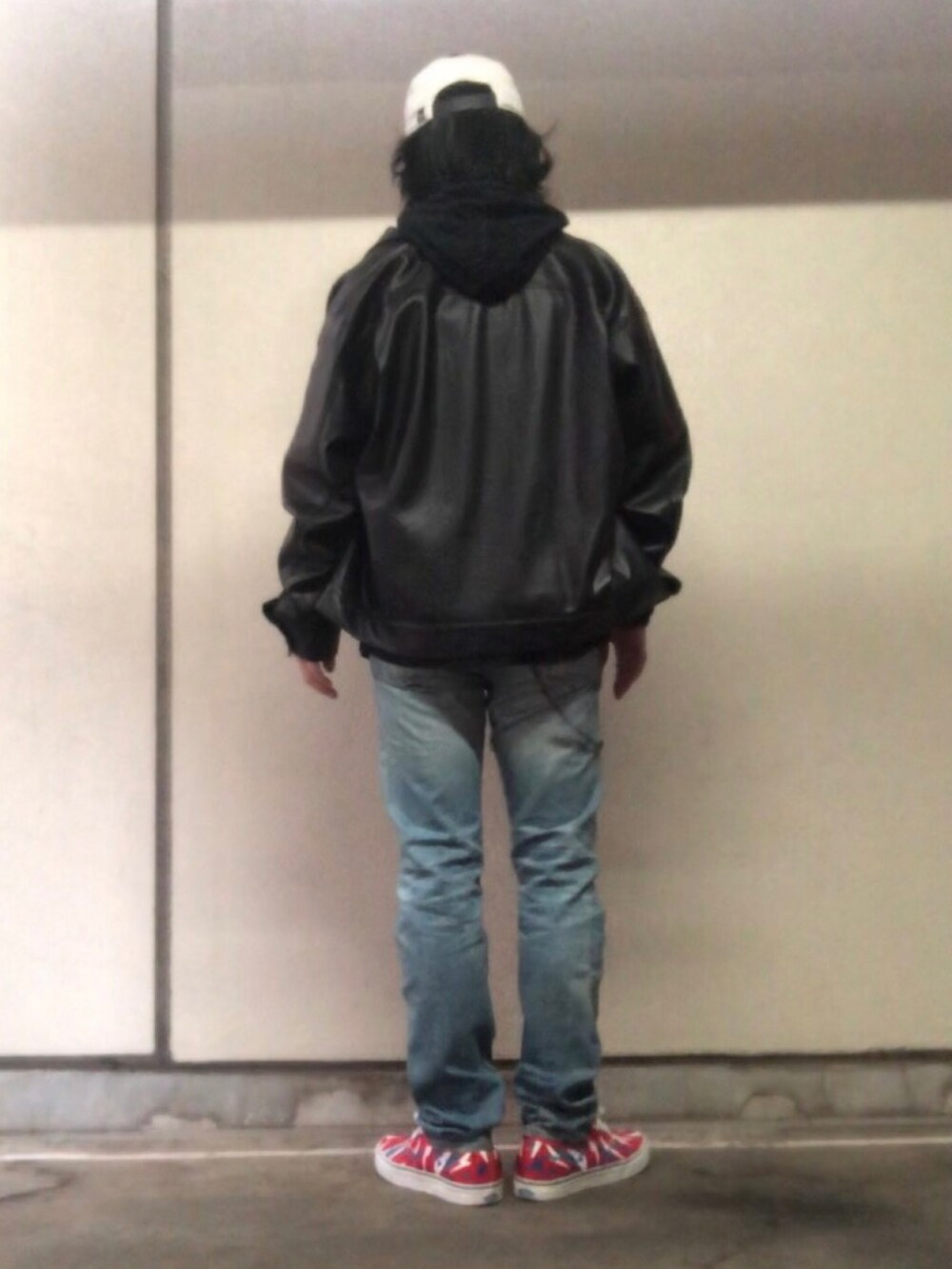 レッド系のスニーカー、グレー系のキャップ、シルバー系のリングを着用したメンズの冬コーディネートの3枚目の写真