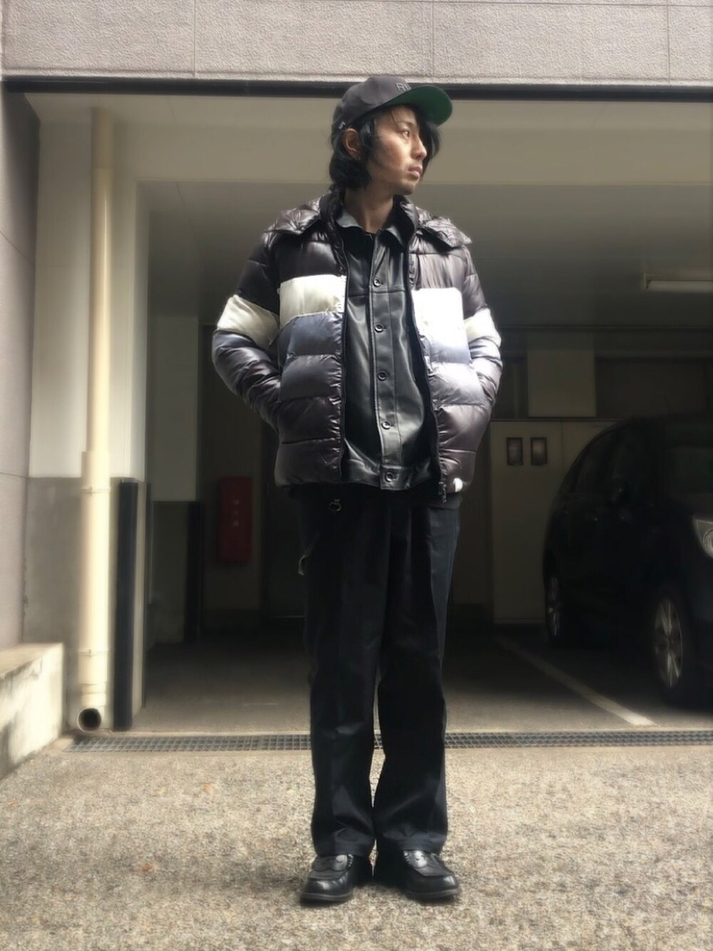 ブルー系のチノパンツ、ブラック系のローファー、ブラック系のキャップを着用したメンズの冬コーディネートの5枚目の写真