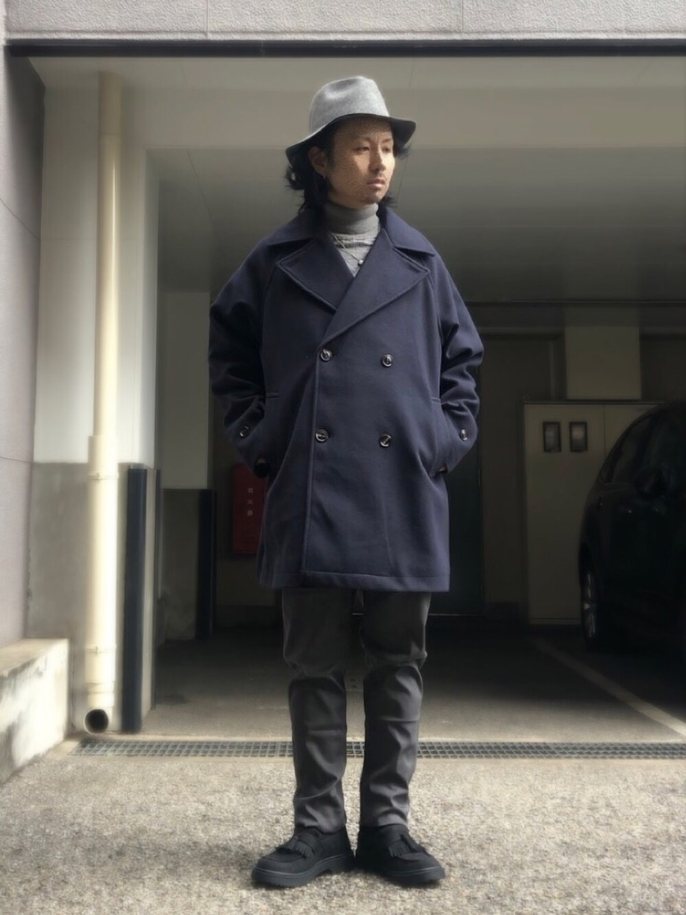 ブルー系のピーコート、ブラック系のローファー、シルバー系のネックレスを着用したメンズの冬コーディネートの5枚目の写真