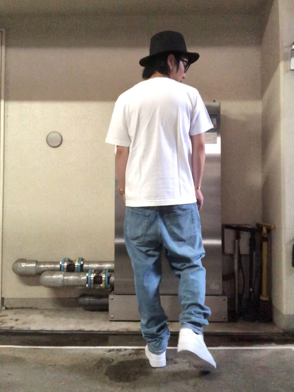 ホワイト系のスニーカー、ホワイト系のTシャツ/カットソー、ゴールド系のネックレスを着用したメンズの秋コーディネートの3枚目の写真