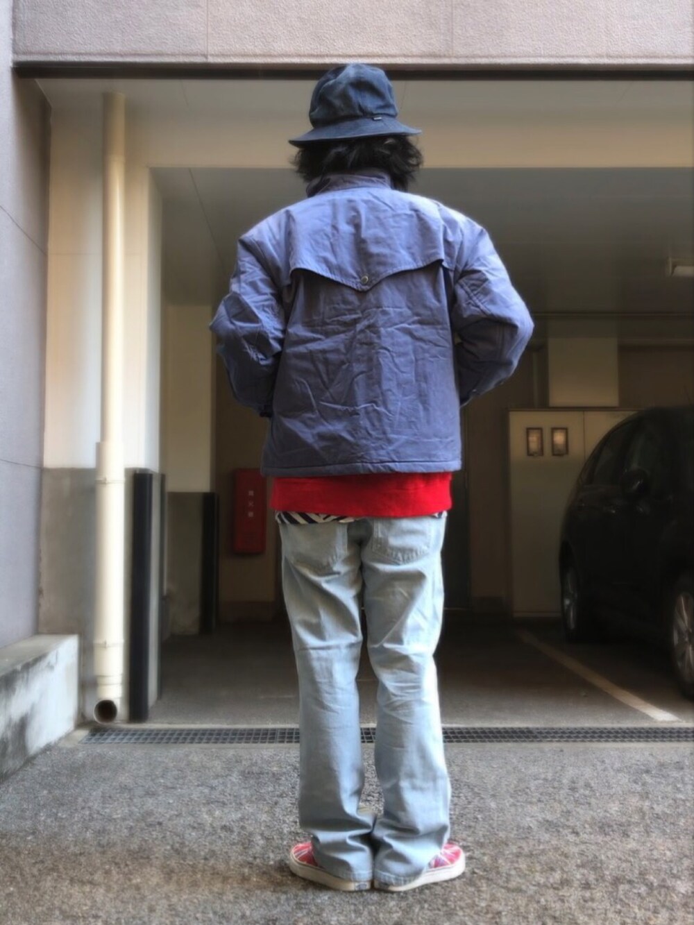 レッド系のスニーカー、その他のシャツ/ブラウス、レッド系のカーディガン/ボレロを着用したメンズの冬コーディネートの3枚目の写真