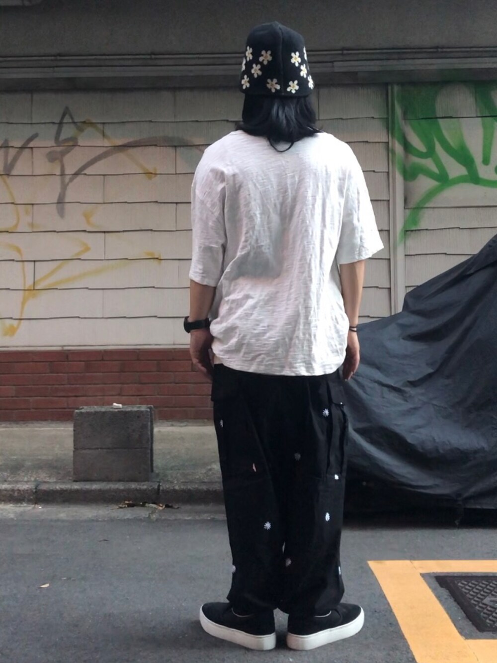 ブラック系のスニーカー、ブラック系のカーゴパンツ、ホワイト系のTシャツ/カットソーを着用したメンズの秋コーディネートの4枚目の写真