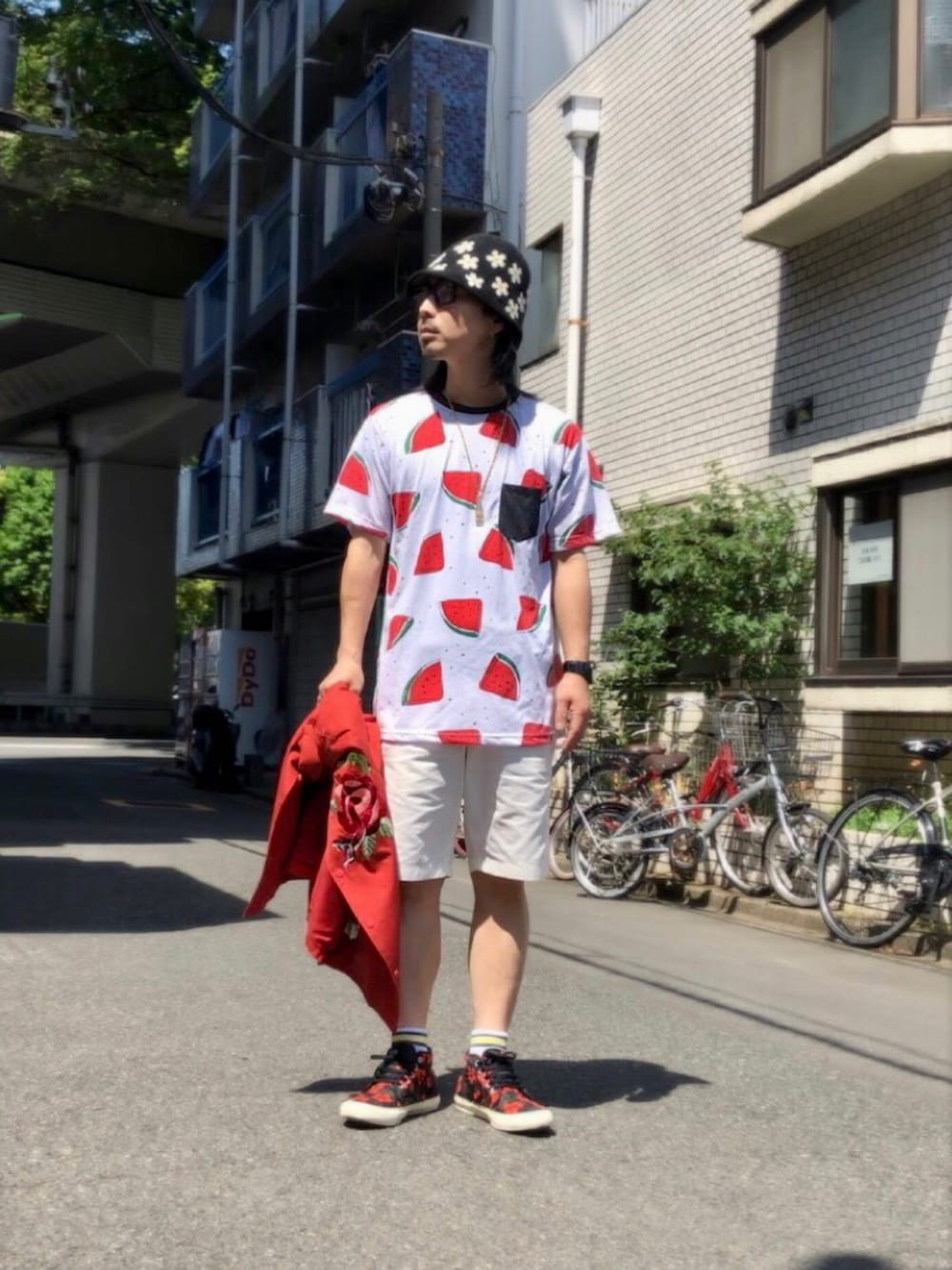 その他のスニーカー、レッド系のジャケット/アウター、その他のTシャツ/カットソーを着用したメンズの春コーディネートの5枚目の写真