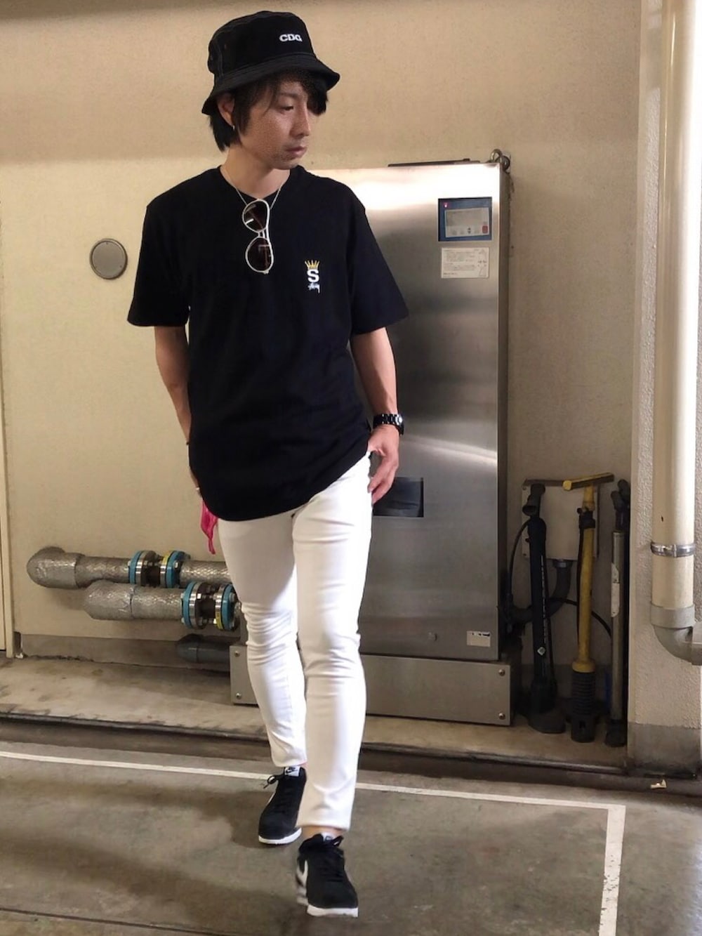 ブラック系のスニーカー、ブラック系のTシャツ/カットソー、ブラック系のハットを着用したメンズの夏コーディネートの5枚目の写真