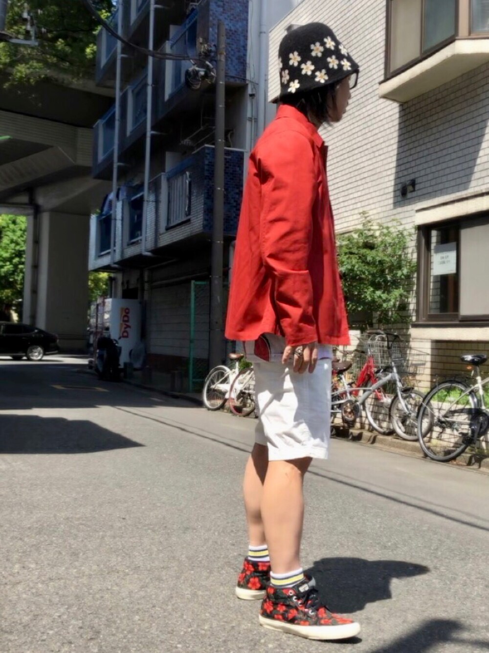 その他のスニーカー、レッド系のジャケット/アウター、その他のTシャツ/カットソーを着用したメンズの春コーディネートの2枚目の写真