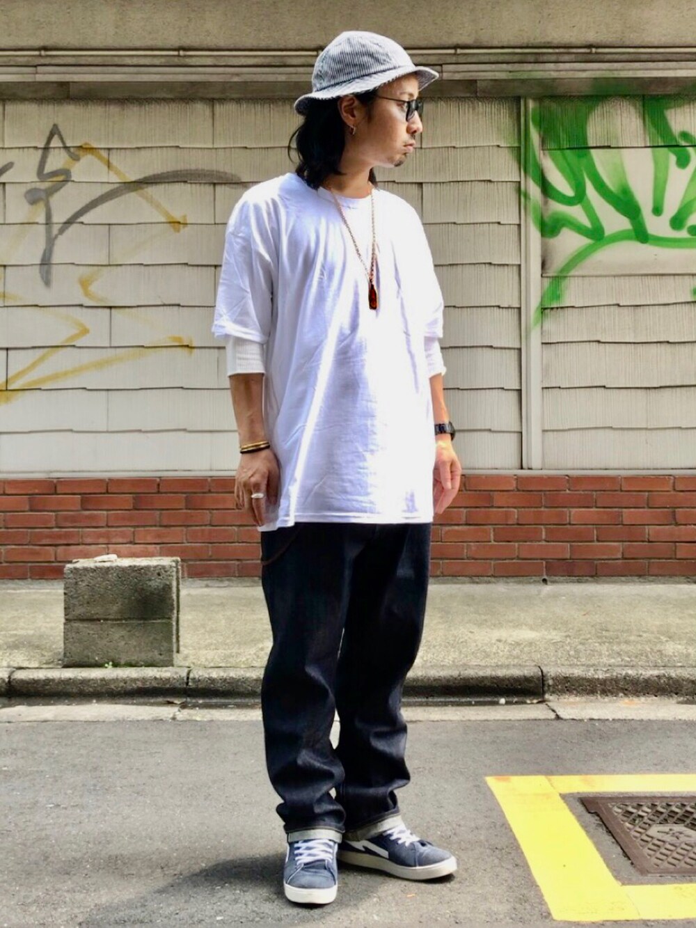 ブルー系のスニーカー、ホワイト系のTシャツ/カットソー、ゴールド系のネックレスを着用したメンズの夏コーディネートの2枚目の写真