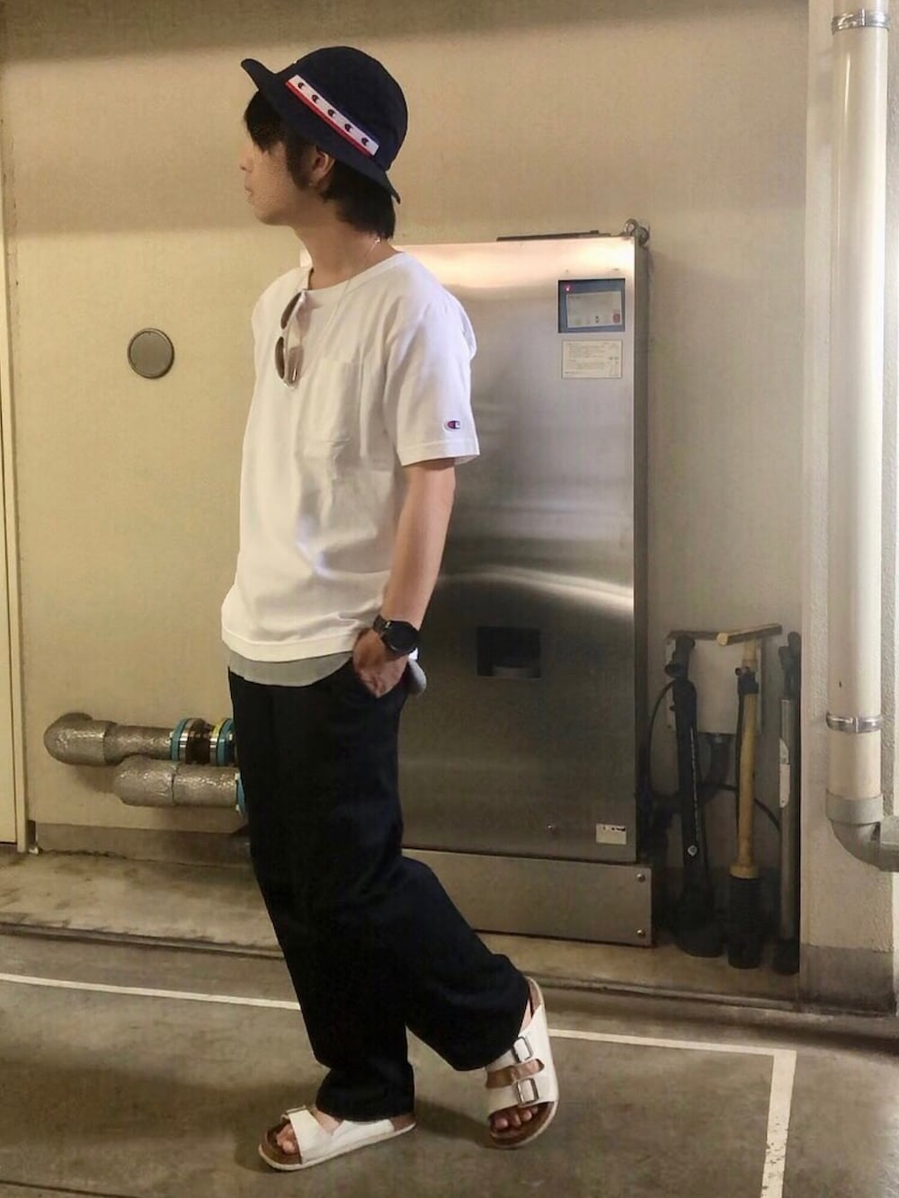 ホワイト系のTシャツ/カットソー、ブルー系のチノパンツ、ホワイト系のサンダルを着用したメンズの夏コーディネートの2枚目の写真