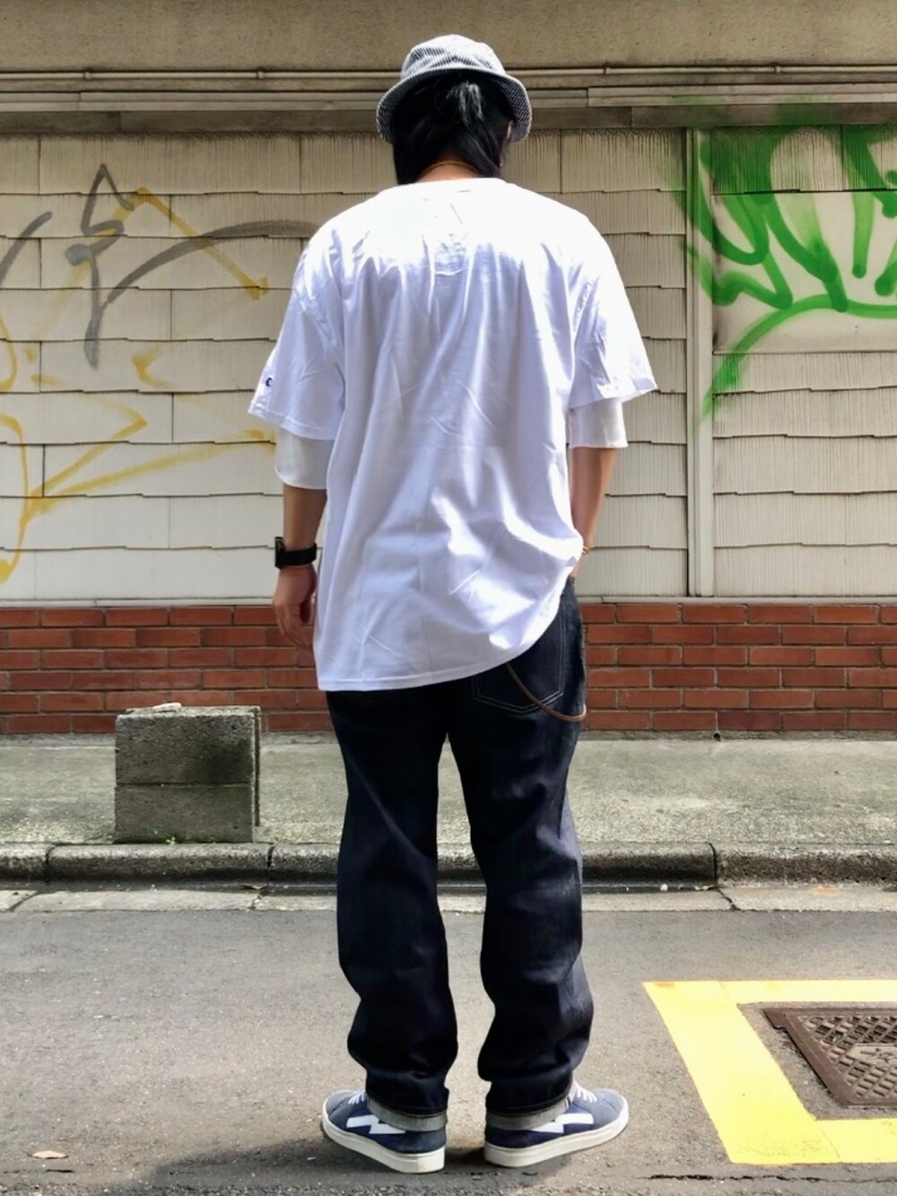 ブルー系のスニーカー、ホワイト系のTシャツ/カットソー、ゴールド系のネックレスを着用したメンズの夏コーディネートの4枚目の写真