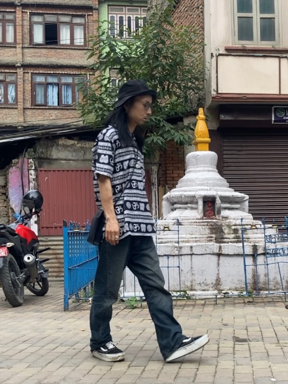 ブラック系のスニーカー、ブラック系のシャツ/ブラウス、シルバー系のリングを着用したメンズの夏コーディネートの3枚目の写真