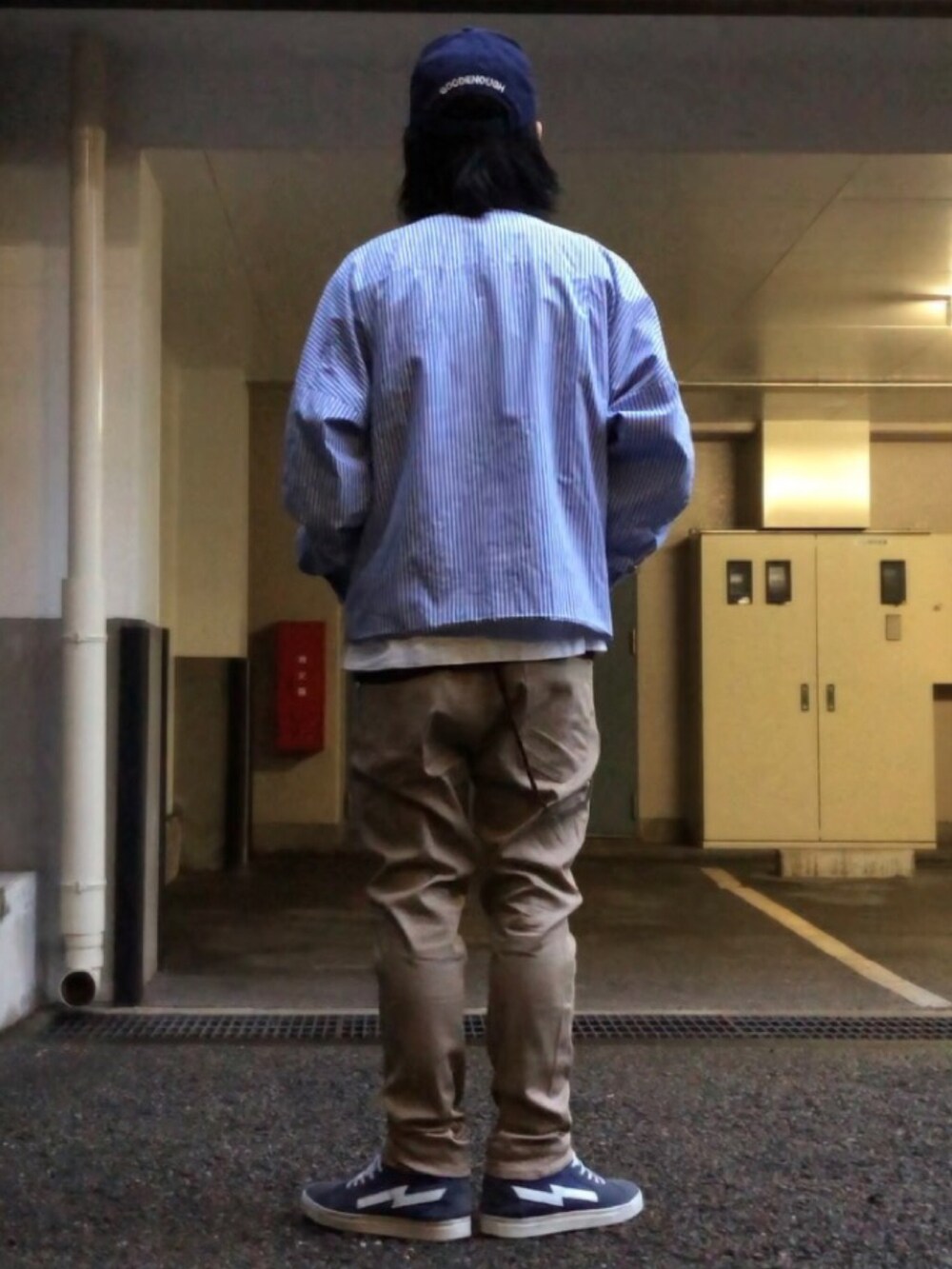 ベージュ系のチノパンツ、ブルー系のスニーカー、ブルー系のブルゾンを着用したメンズの春コーディネートの3枚目の写真