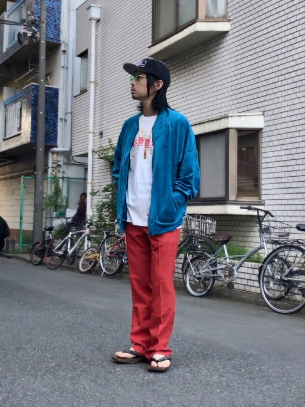 ブルー系のブルゾン、レッド系のTシャツ/カットソー、レッド系のその他パンツを着用したメンズの春コーディネートの2枚目の写真