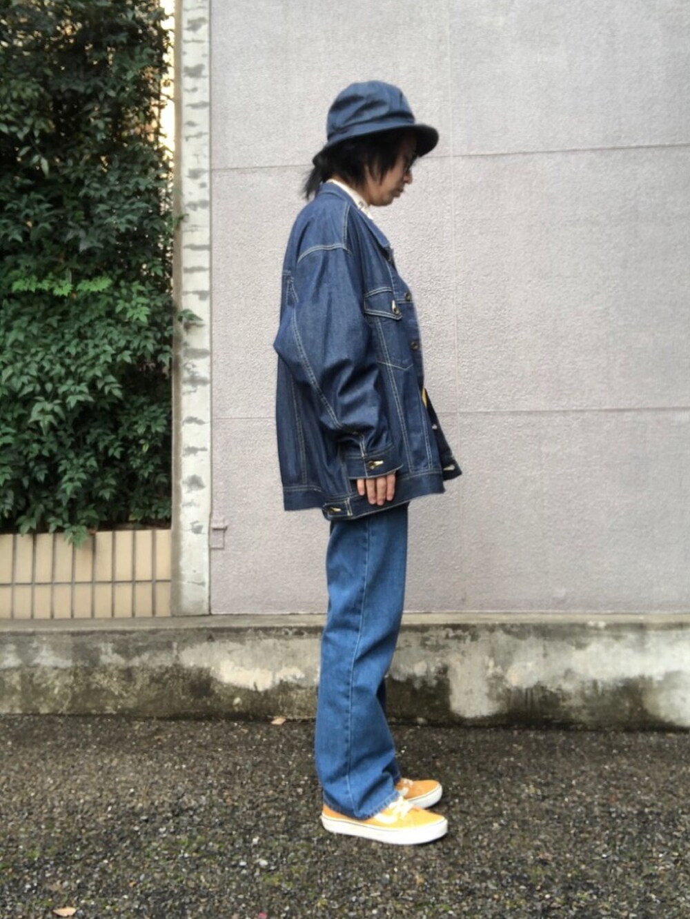 「ストリート、アメカジ、デニム、デニムジャケット、冬コーデ、相互フォロー、ニット、スニーカー、フレアパンツ、マウンテンハット、カジュアル、休日コーデ、プチプラ、VANS、古着MIX」｜「VANSのアイテム（スニーカー、イエロー系）」を使った、gov1016さん（メンズ・168cm）の冬コーディネートの2枚目の写真