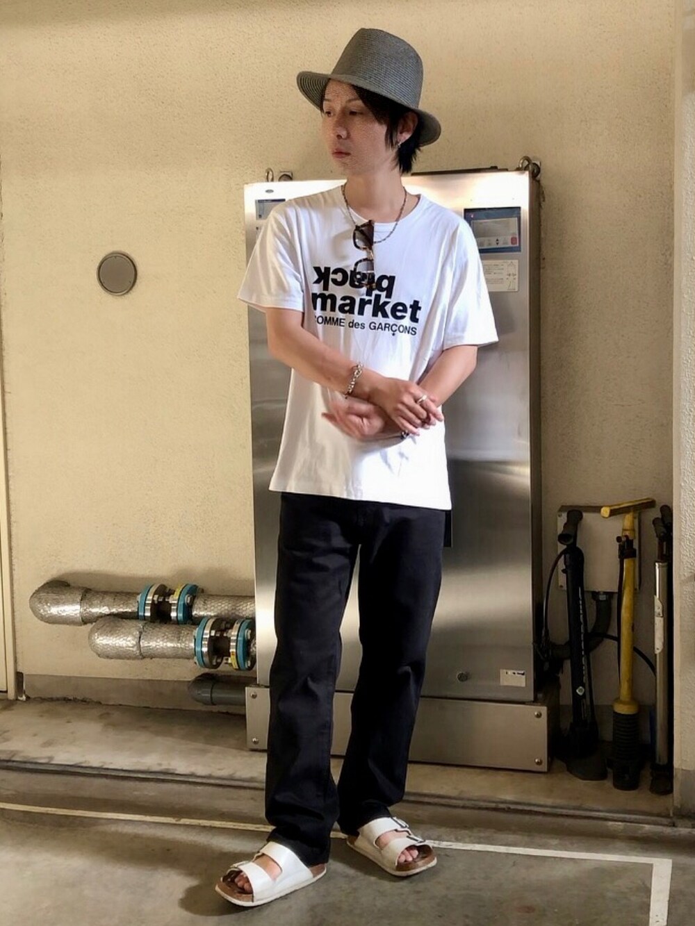 ホワイト系のTシャツ/カットソー、ホワイト系のサンダル、グレー系のハットを着用したメンズの夏コーディネートの2枚目の写真