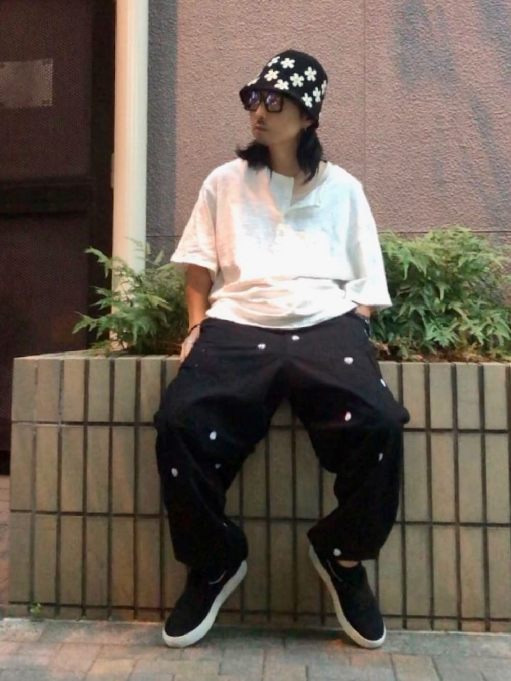 ブラック系のスニーカー、ブラック系のカーゴパンツ、ホワイト系のTシャツ/カットソーを着用したメンズの秋コーディネートの2枚目の写真