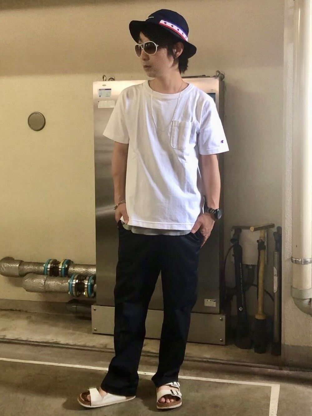 ホワイト系のTシャツ/カットソー、ブルー系のチノパンツ、ホワイト系のサンダルを着用したメンズの夏コーディネートの4枚目の写真