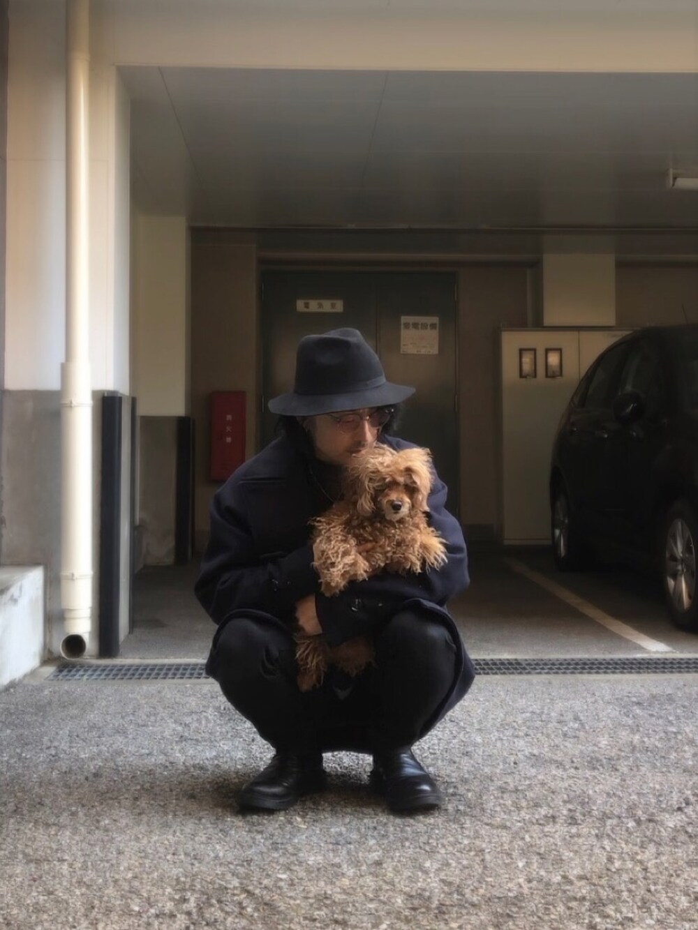 ブルー系のピーコート、シルバー系のネックレス、その他のその他を着用したメンズの春コーディネートの4枚目の写真