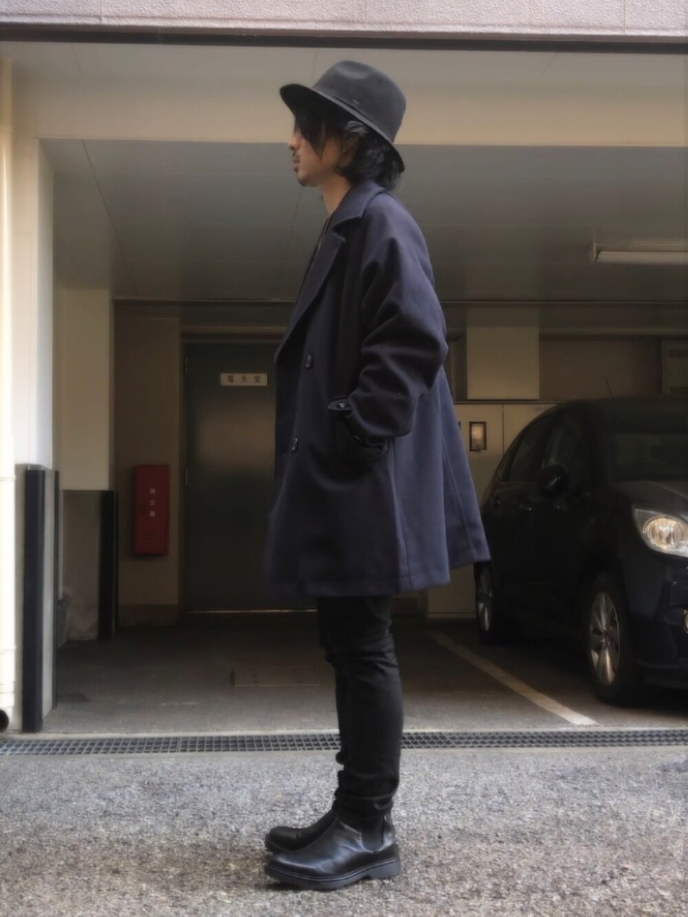 ブルー系のピーコート、シルバー系のネックレス、その他のその他を着用したメンズの春コーディネートの2枚目の写真