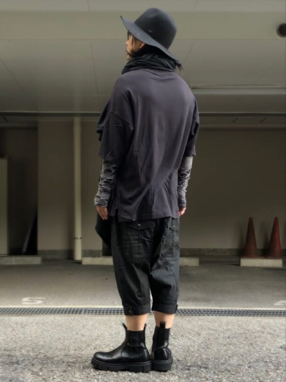 ブラック系のその他パンツ、ブラック系のサングラス、ブラック系のストール/ショールを着用したメンズの春コーディネートの2枚目の写真