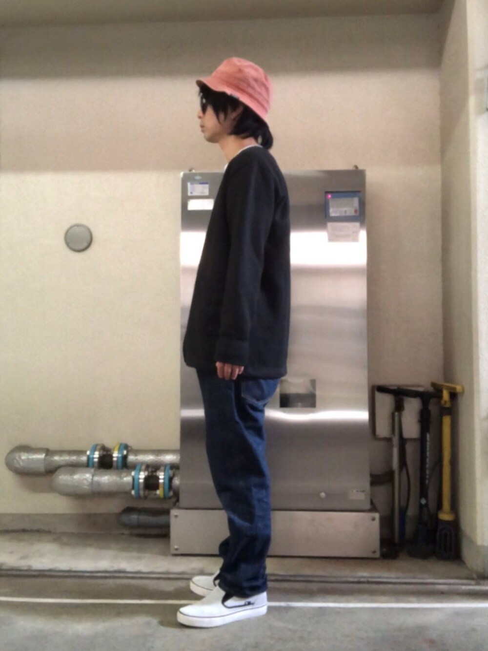 グレー系のスリッポン、オレンジ系のハット、ピンク系のサングラスを着用したメンズの秋コーディネートの2枚目の写真