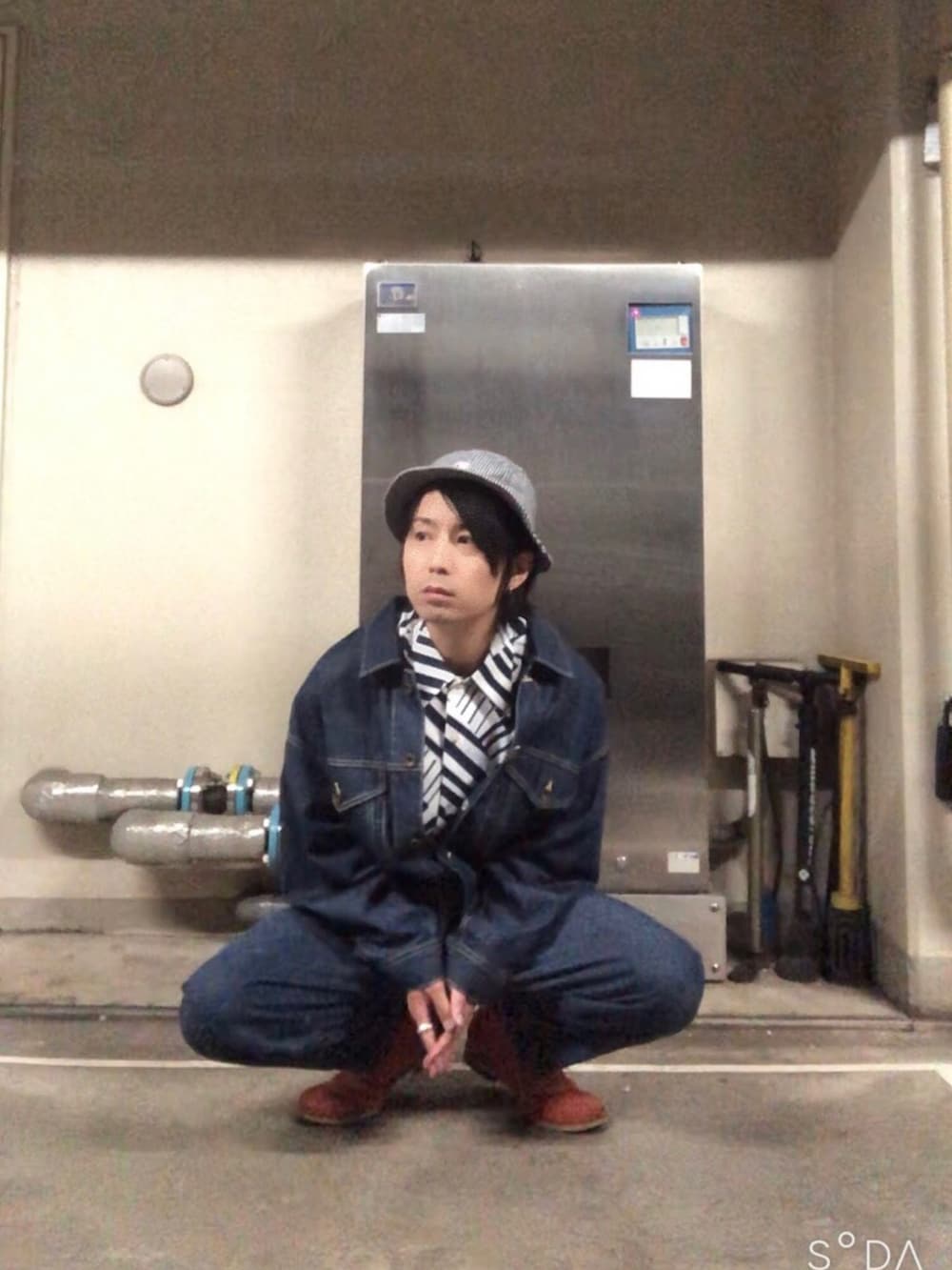 オレンジ系のブーツ、ブルー系のデニムジャケット、その他のシャツ/ブラウスを着用したメンズの秋コーディネートの2枚目の写真