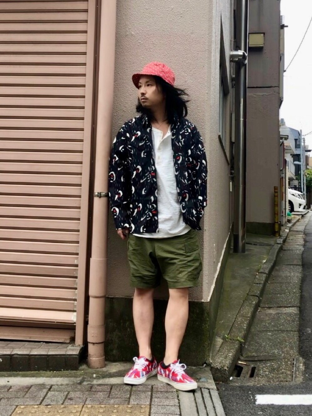 ホワイト系のTシャツ/カットソー、レッド系のスニーカー、ブラック系のシャツ/ブラウスを着用したメンズの秋コーディネートの2枚目の写真