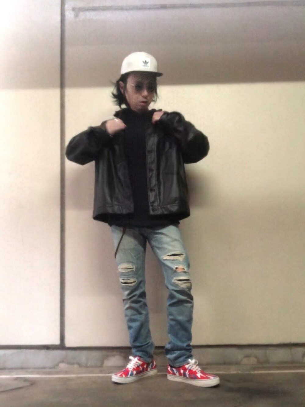 レッド系のスニーカー、グレー系のキャップ、シルバー系のリングを着用したメンズの冬コーディネートの5枚目の写真