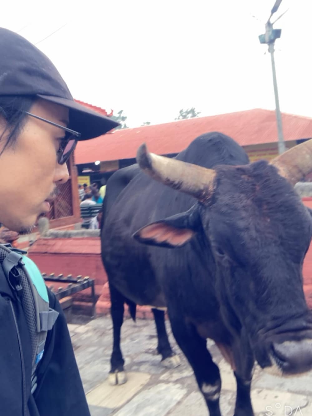 ブラック系のスニーカー、ブラック系のシャツ/ブラウス、シルバー系のリングを着用したメンズの夏コーディネートの4枚目の写真