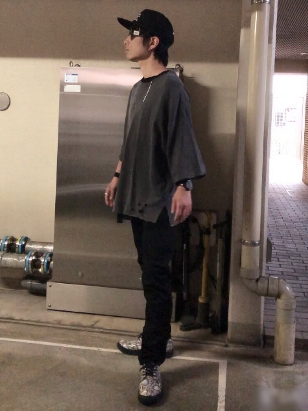 ブラック系のTシャツ/カットソー、ブラック系のデニムパンツ、その他のスニーカーを着用したメンズの夏コーディネートの2枚目の写真