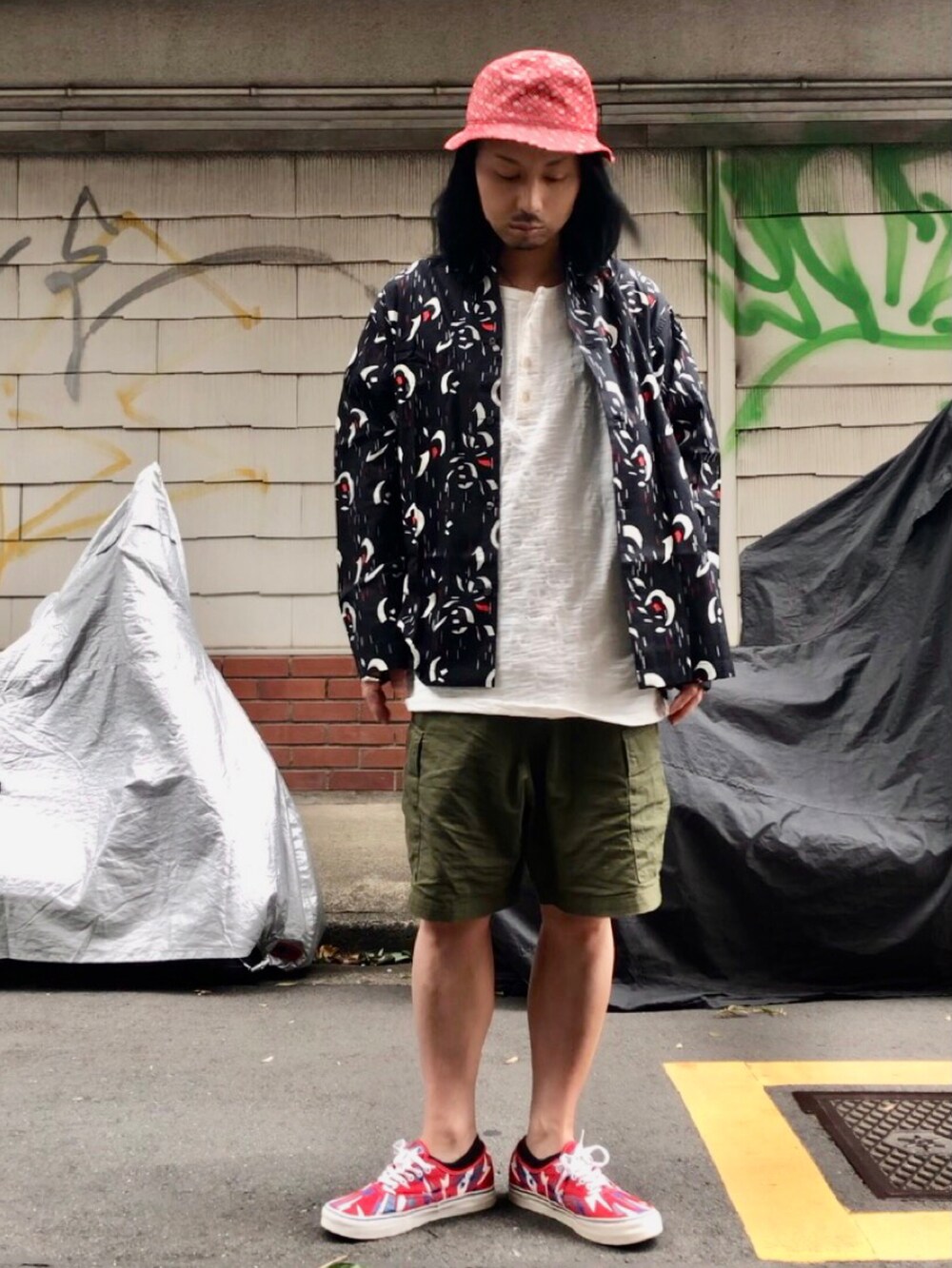 ホワイト系のTシャツ/カットソー、レッド系のスニーカー、ブラック系のシャツ/ブラウスを着用したメンズの秋コーディネートの4枚目の写真