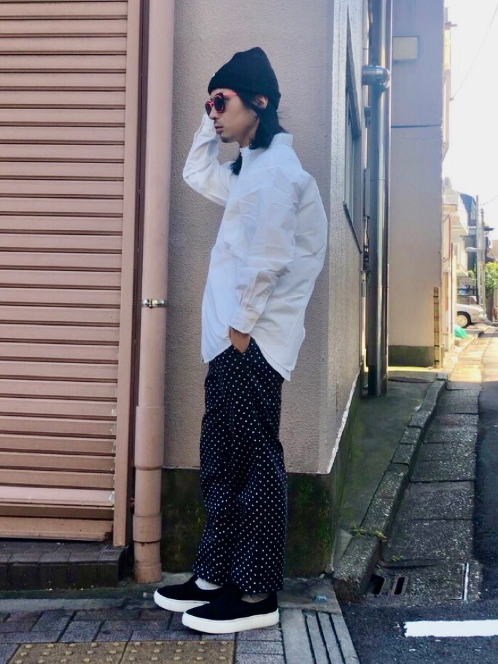 ホワイト系のシャツ/ブラウス、ブラック系のチノパンツ、ブラック系のスニーカーを着用したメンズの秋コーディネートの2枚目の写真