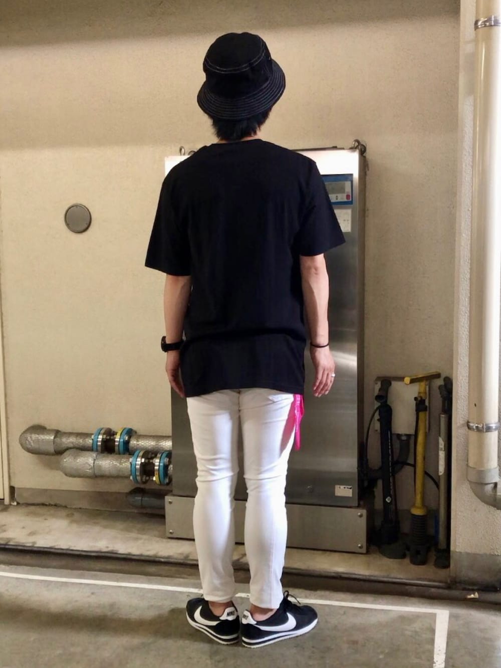 ブラック系のスニーカー、ブラック系のTシャツ/カットソー、ブラック系のハットを着用したメンズの夏コーディネートの3枚目の写真