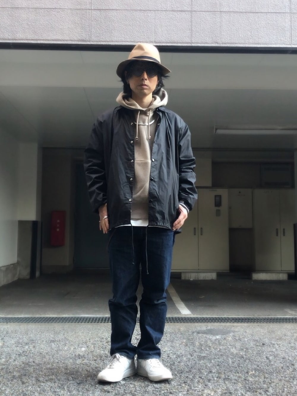 ホワイト系のスニーカー、ベージュ系のハット、ブラウン系のバングル/リストバンドを着用したメンズの冬コーディネートの4枚目の写真